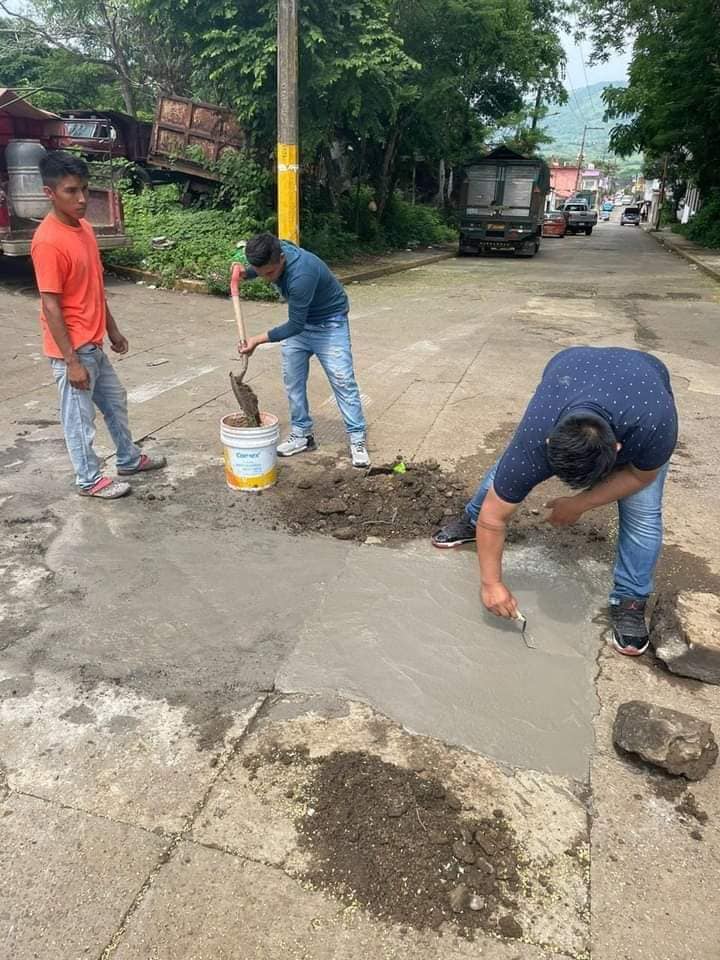 Llevan a cabo trabajos de bacheo en Santiago Tuxtla