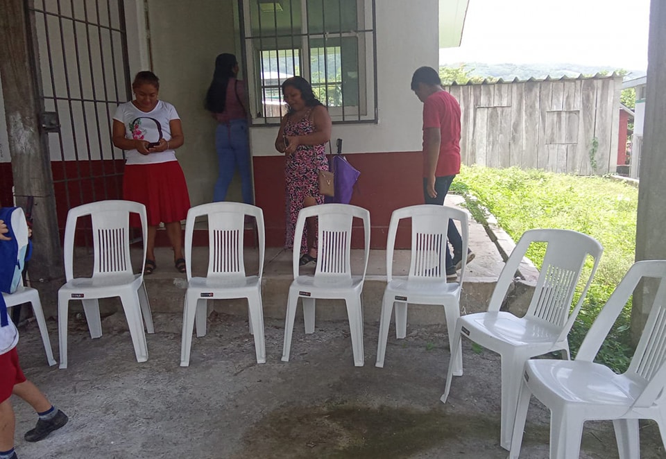 Ayuntamiento de San Andrés Tuxtla dona sillas a la Casa de Salud de la loc. Chuniapan de Arriba