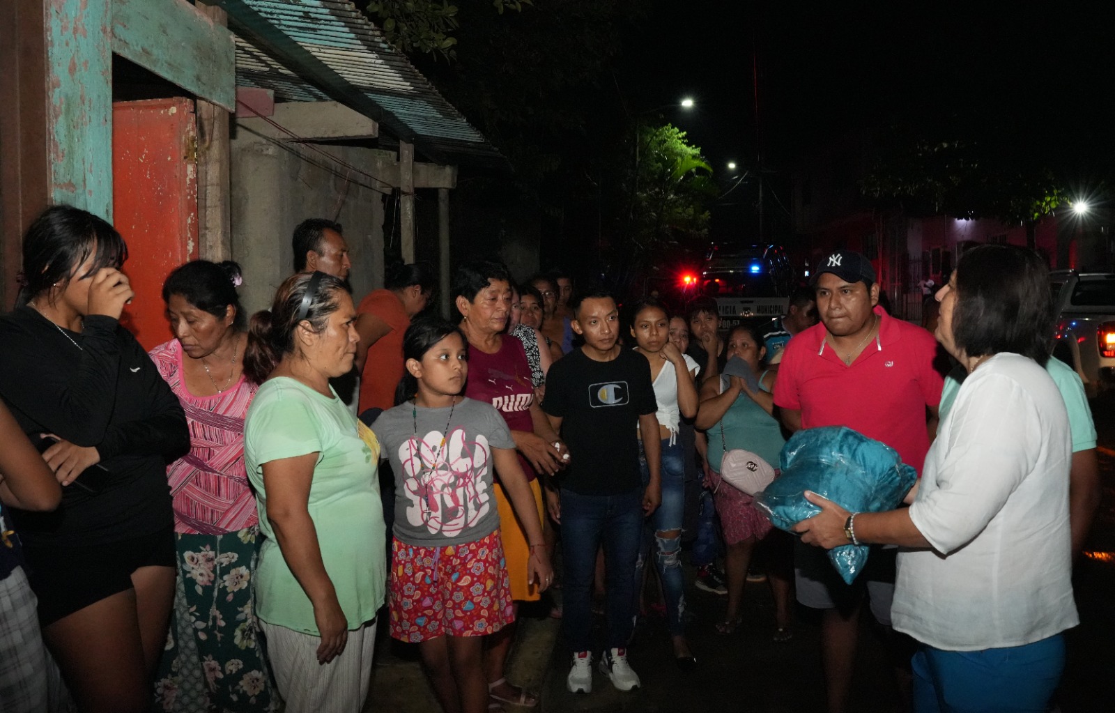 Atiende alcaldesa de San Andrés Tuxtla a familia afectada por incendio