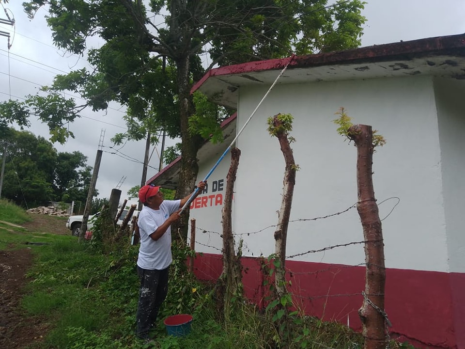 Ayuntamiento apoya con pintura para le rehabilitación de la Casa de Salud de la loc. de Puerta Nueva