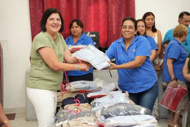 Ayuntamiento de San Andrés Tuxtla hace entrega de paquetes de uniforme y calzado a empleados municipales sindicalizados