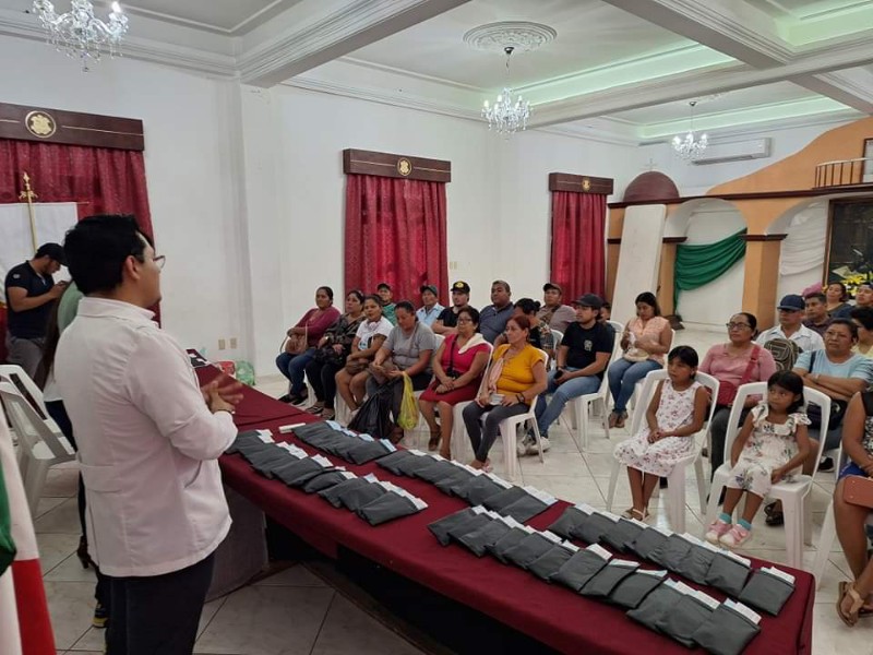 Entrega de lentes a beneficiarios de la jornada de salud visual realizada por el ayuntamiento de SAT en coordinación con la óptica Claro Visión