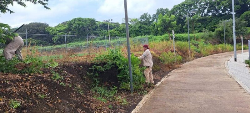 Personal de jardinería y limpia de la unidad deportiva municipal UNDESAT