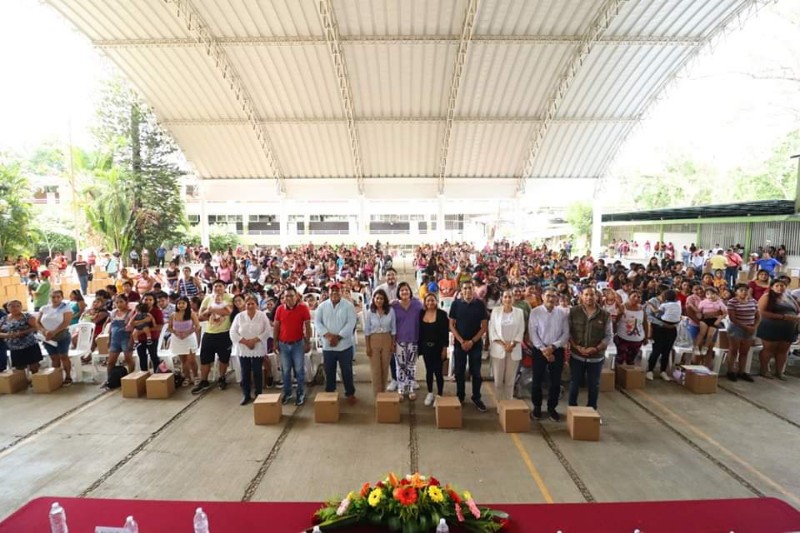 Alcaldesa y Presidente de DIF de San Andrés Tuxtla entregan paquetes del programa “Mil días de vida”.