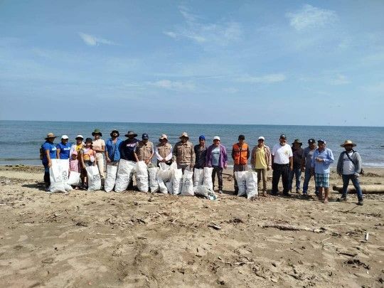 Ayuntamiento de Ángel R. Cabada llevó a cabo limpieza en las playas de Punta Puntilla