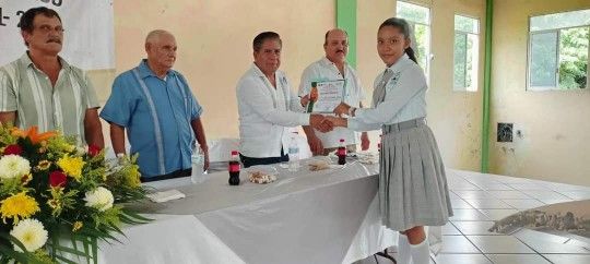 Felicitaciones a los alumnos de la Telesecundaria Benito Juarez García de la Localidad Tecolapan