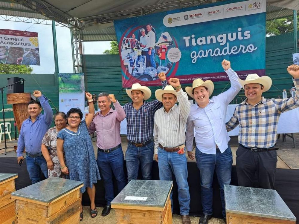 Tuve el placer de ser testigo de entrega de implementos agricolas mediante el Tianguis Ganadero realizado en Catemaco