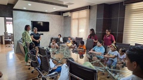 La mañana de este martes 6 de agosto recibimos la visita de los niños que cursan el verano en la biblioteca municipal