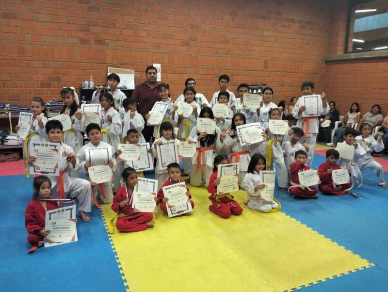 Taekwondo San Andrés Tuxtla Moonmoowon Moodukkwan y la COMUDE  de SAT entregan certificados de grado , reconocimiento y medallas a los mejores promedios académicos de esta academia