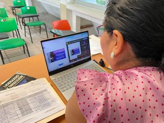 Docente de la carrera en Administración imparte taller de liderazgo al tec de Acayucan