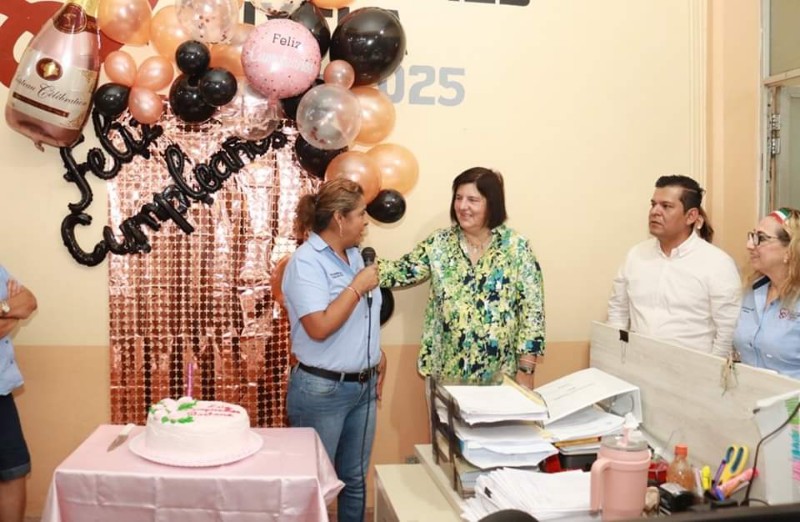 Trabajadores municipales del H.Ayuntamiento de SAT celebran cumpleaños de la alcaldesa