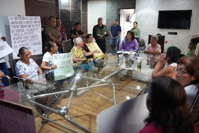 María Elena Solana Calzada recibió a vecinos que manifestaron su inconformidad ante la instalación de una gasolinera en medio de una zona habitacional