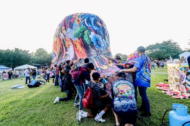 Ven tomate un café acompañado con una canilla ante el inicio del Festival Internacional del Globo de papel