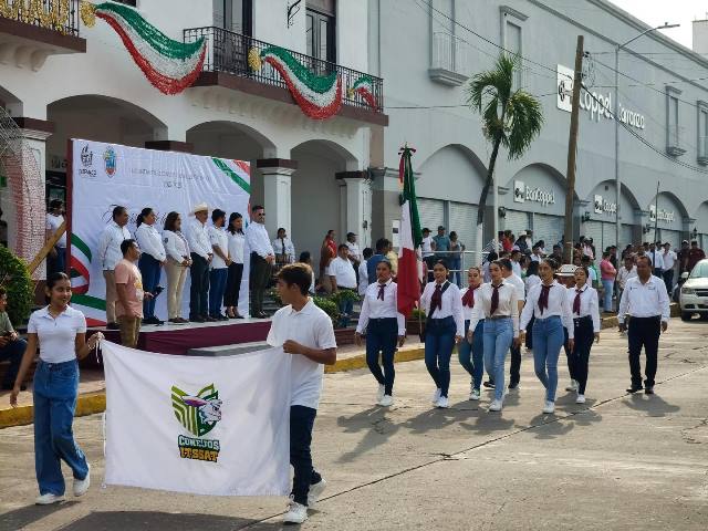 ITSSAT realiza Desfile Cívico Militar en la ciudad de Catemaco