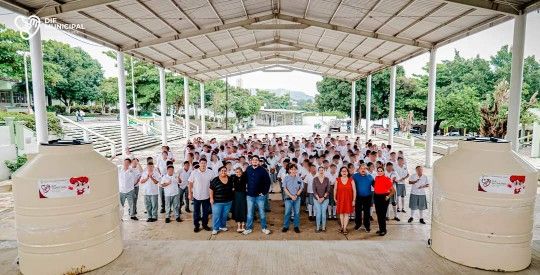 Tanques de almacenamiento de agua a Esc. Secundaria.