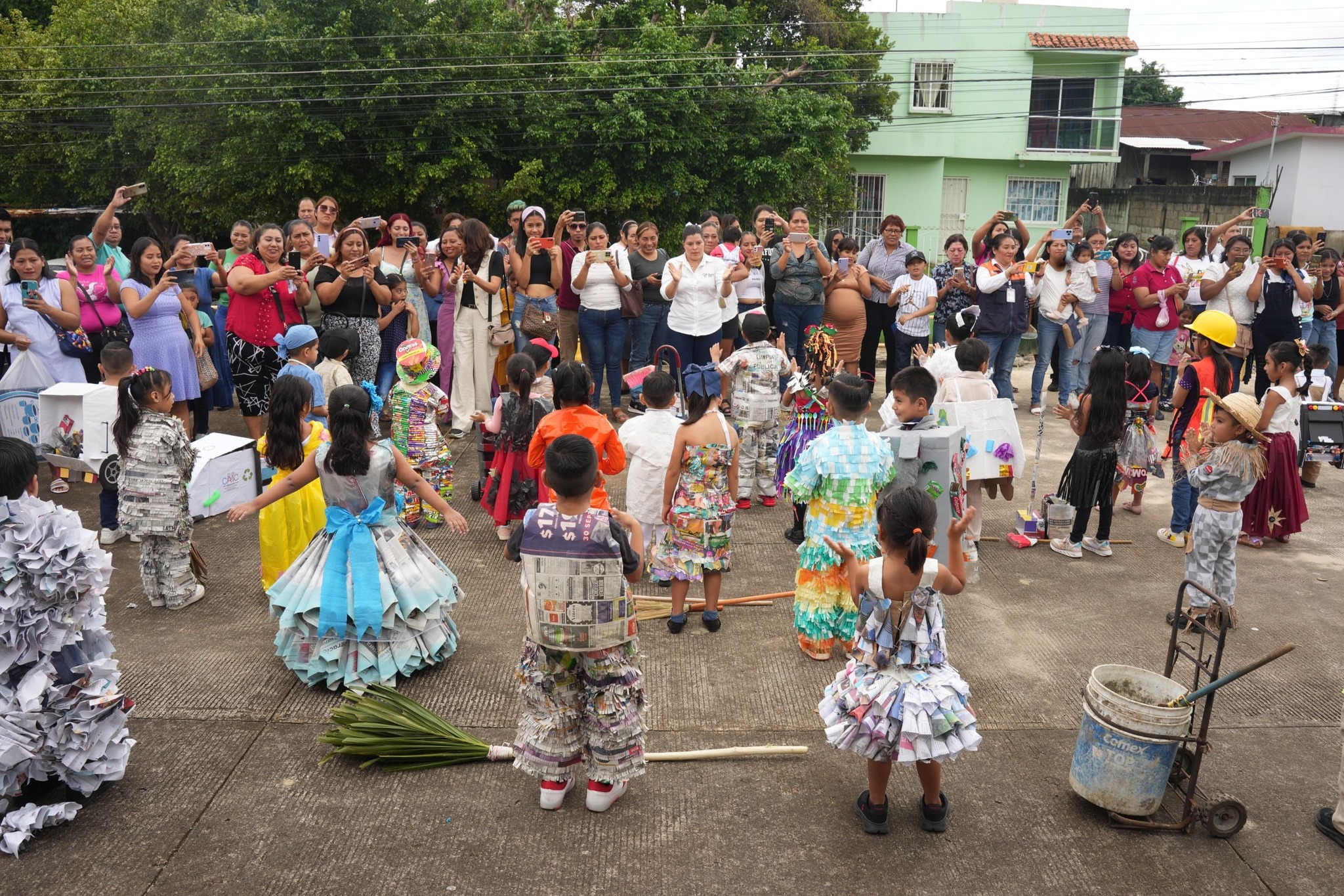 Autoridades municipales reforestan Parque Infantil del Ferrocarril en San Andrés Tuxtla.