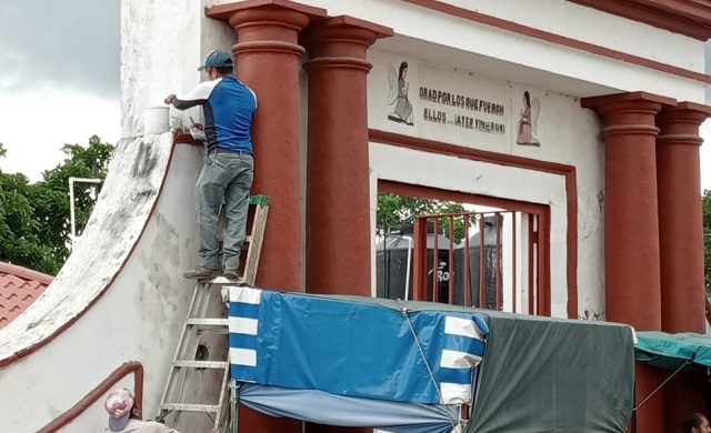 Mantenimiento en el Panteón Municipal en víspera del Día de Muertos.