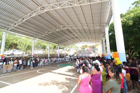 Llegó la transformación a Telesecundaria de Puerta Nueva, alcaldesa de San Andrés Tuxtla inaugura domo.