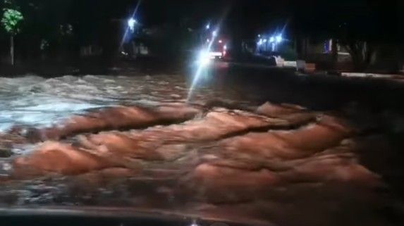 El Río San Juan se ha desbordado, no hay paso hacia la comunidad.