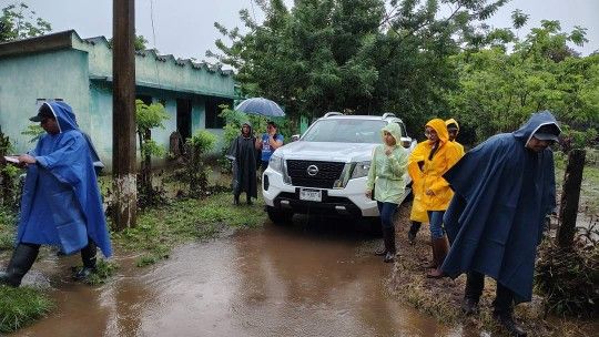 Julio César García Machucho y la Presidenta del DIF municipal recorren localidades afectadas por las intensas lluvias