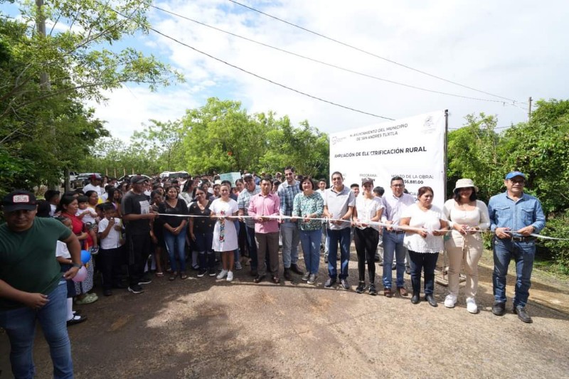 Alcaldesa de San Andrés Tuxtla cumple a Ocelota con ampliación de red eléctrica.