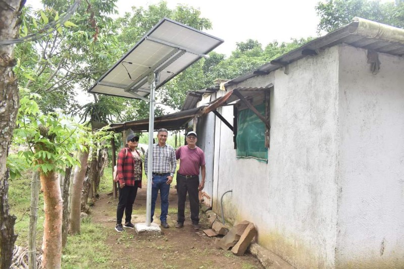 Alcalde de Ángel R Cabada realiza recorrido de supervisión en la instalación de paneles solares en diversas viviendas en el ejido Río de Caña y Lomas Verdes.