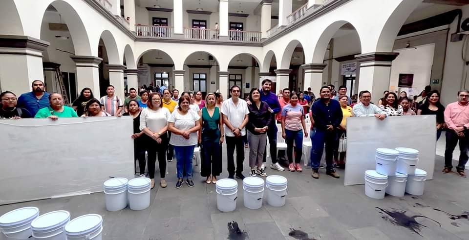 Dra Maria Elena Solana Calzada y el Presidente del DIF Municipal, Ing. Felipe Rubio Solana, hiciero entrega de pintarrones y pintura para escuelas de la zona rural y urbana.