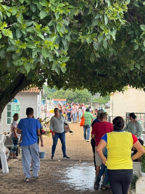 Alcaldesa instruye a personal de diversas direcciones municipales a coordinar tareas para este Día de Muertos