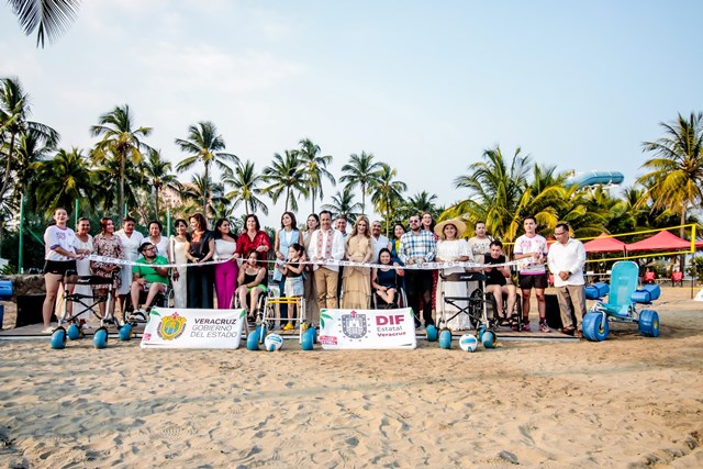 Acuden Alcaldesa y Presidente del DIF Municipal de San Andrés Tuxtla a la inauguración de la primer Playa Universal