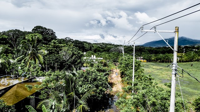 Alcaldesa de San Andrés Tuxtla cumple a Ocelota con ampliación de red eléctrica.