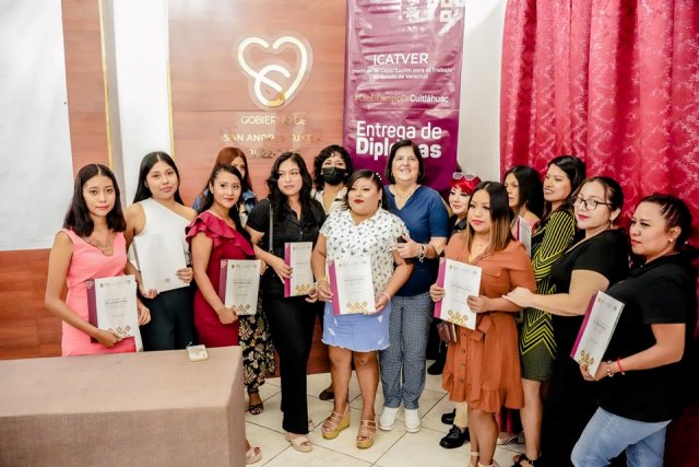 Alcaldesa y Directora de ICATVER entregan diplomas a mujeres beneficiarias del PROABIM