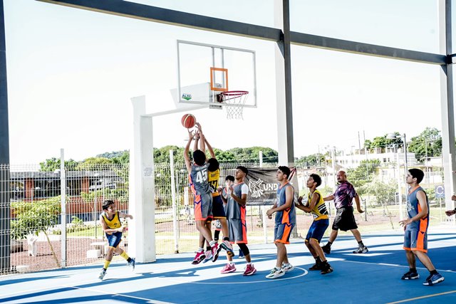 Se llevó a cabo una convivencia deportiva de basquetbol a cargo de ex jugadores del Club Halcones de Veracruz