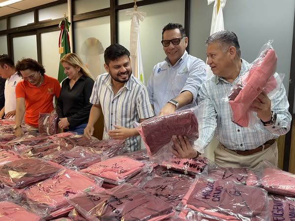 Entrega de camisas institucionales en el Tec de San Andrés