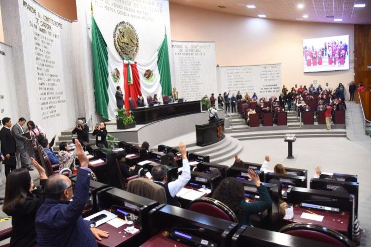 Da entrada Congreso a iniciativa que reformaría el Artículo 5 de la Constitución