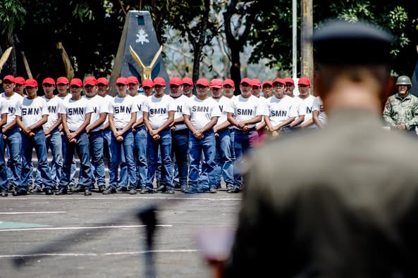 Autoridades municipales acuden a la jura de bandera de reclutas del Servicio Militar Nacional Clase 2006.