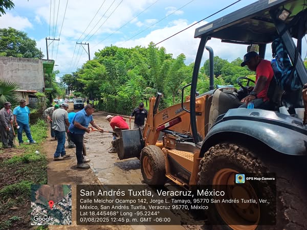 Continúan los trabajos de limpieza en colonias afectadas por deslave