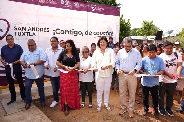 Inaugura alcaldesa de San Andrés Tuxtla, ampliación de red eléctrica y pavimentación en Puerta Nueva