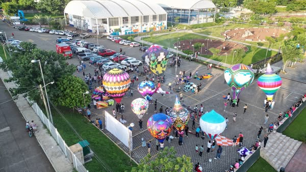 Se realizó la cuarta muestra de globos previa al Festival Internacional del Globo de Papel