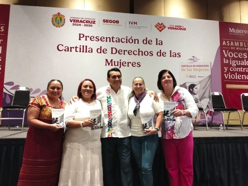 Alcaldesa sanandrescana asiste a presentación de la Cartilla de Derechos de las Mujeres en Boca del Río