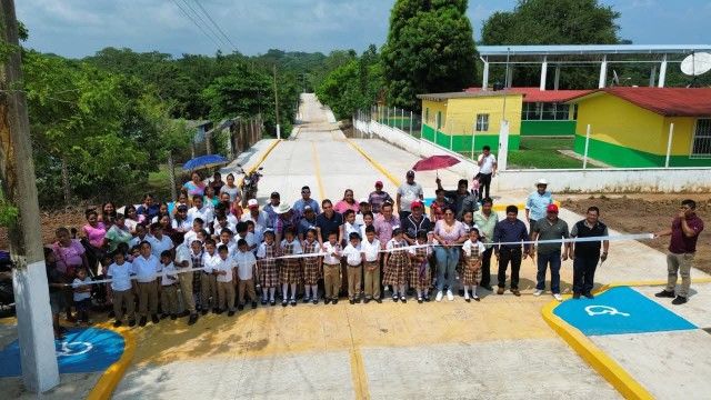 En Coyoltepec, Gobierno Municipal de San Andrés Tuxtla concluye e inaugura pavimentación de calle principal