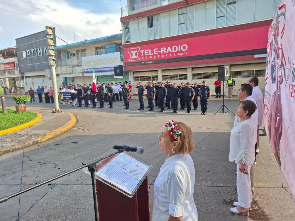 Autoridades Municipales despiden el mes patrio con Guardia de Honor en monumento a Hidalgo.