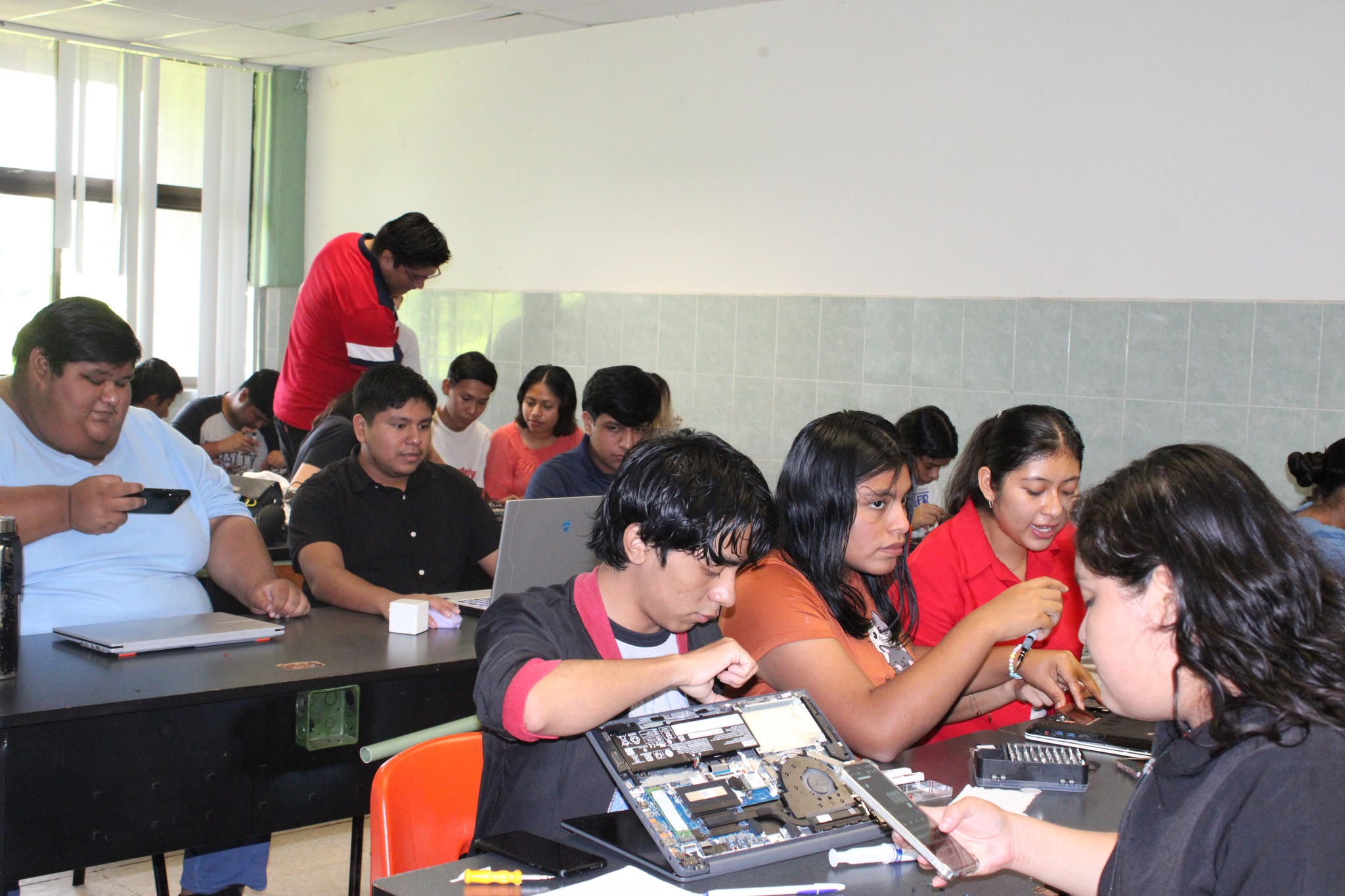 La academia de Ingeniería en Sistemas Computacionales del Tecnológico de San Andrés organizó los talleres que se están llevando a cabo dentro del CMIDT 2025.