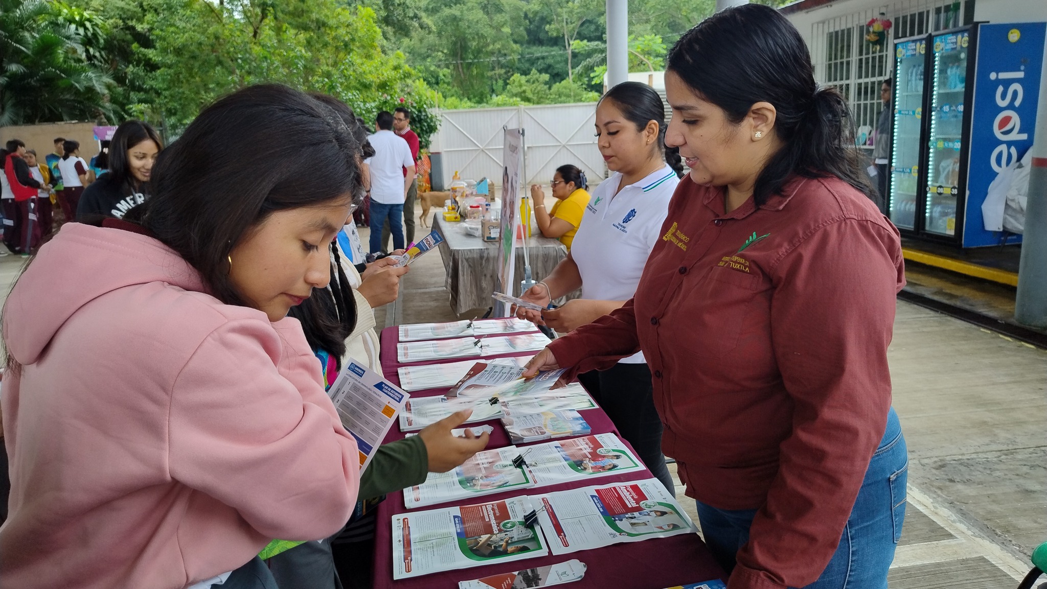 Personal de Vinculación del ITSSAT, llevaron la Oferta Educativa de este centro educativo a las y los estudiantes del COBAEV 70 de San Andrés Tuxtla