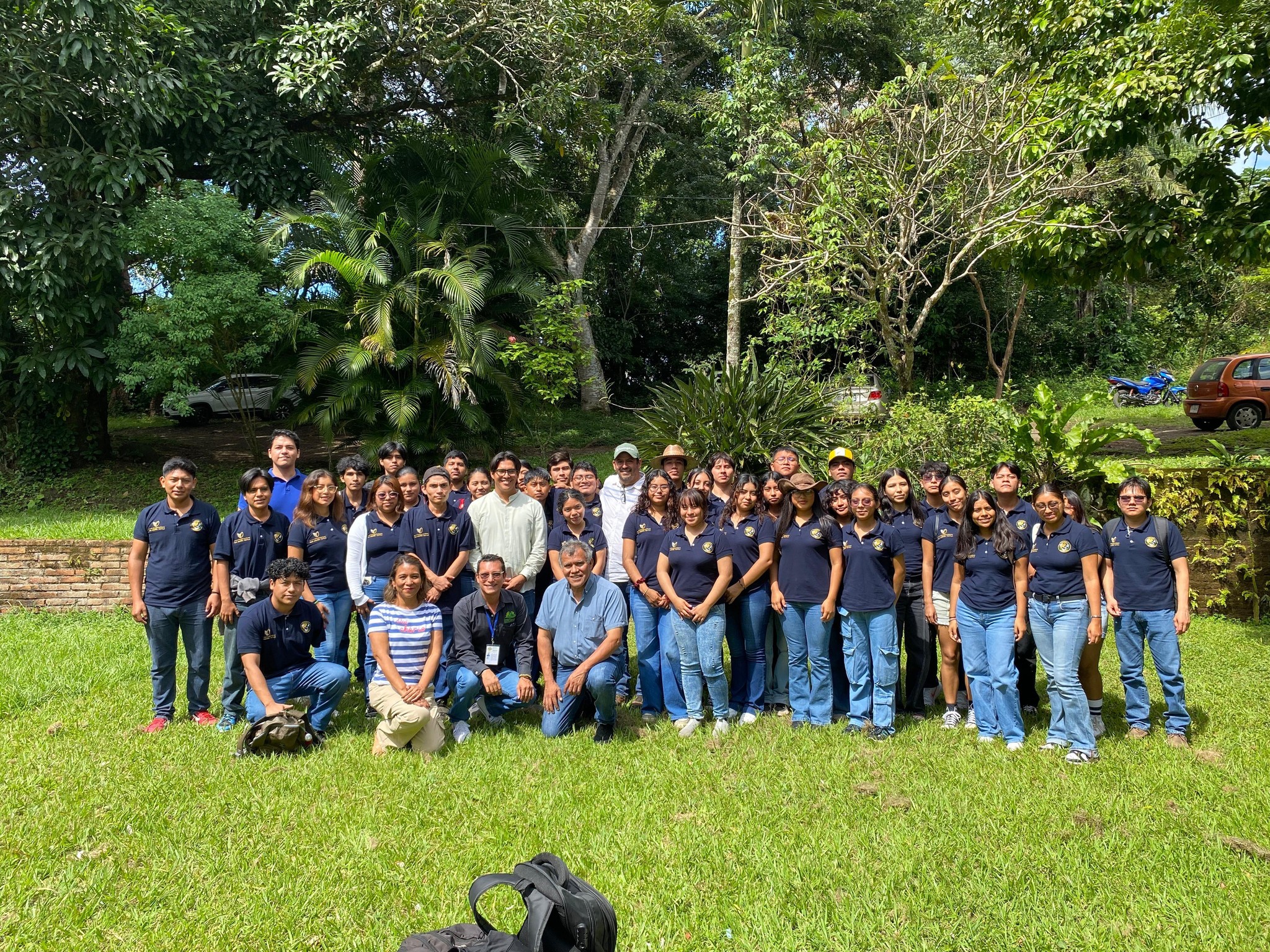 alumnos del ITSSAT asisten al taller “Meliponicultura familiar como estrategia económica y de conservación de los recursos naturales en la Región de Los Tuxtlas”.