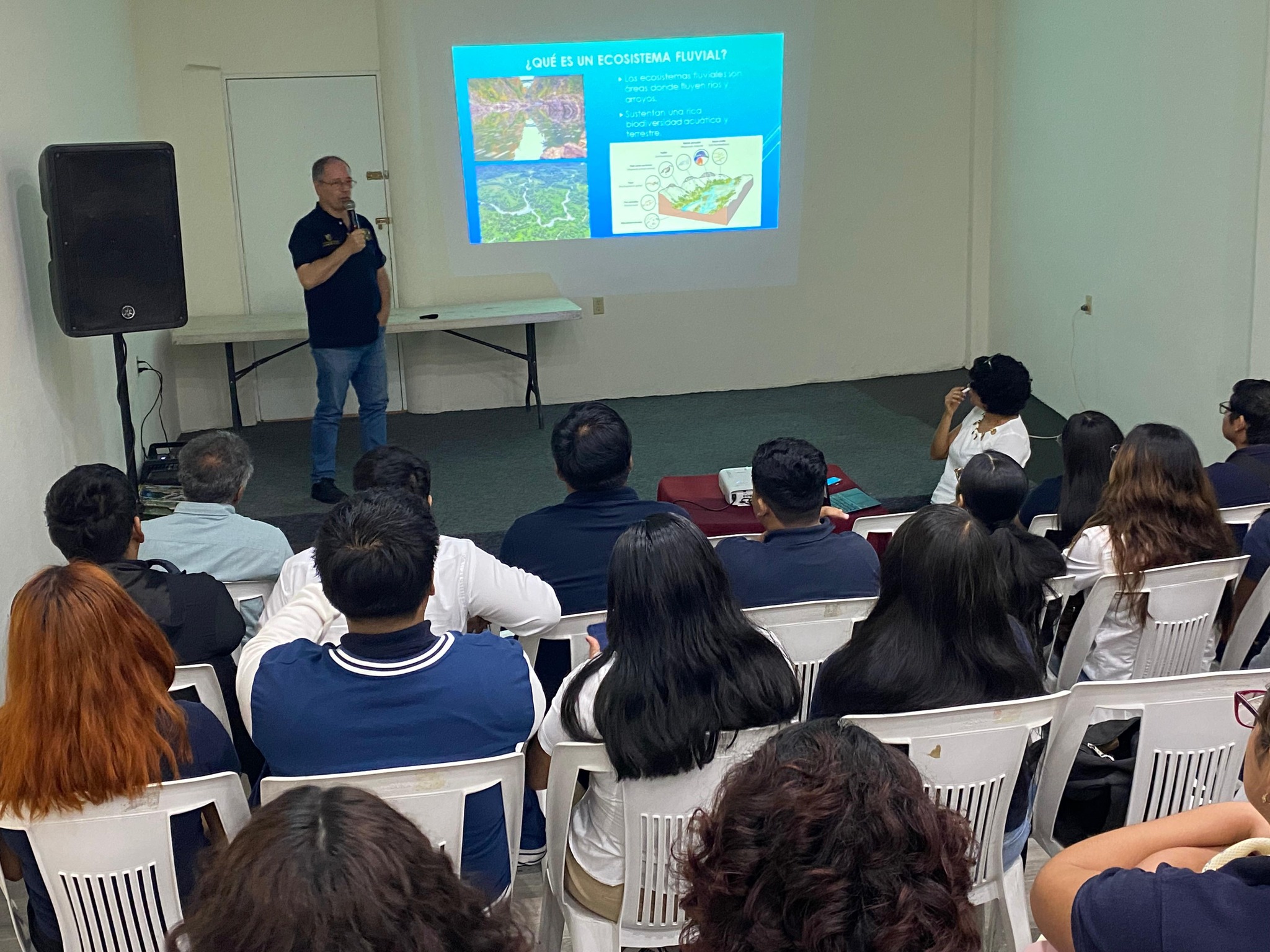 Francisco José Gómez Marín, impartió la conferencia “Los Macroinvertebrados Acuáticos como Indicadores de Calidad Ambiental de los Ríos de Los Tuxtlas”.