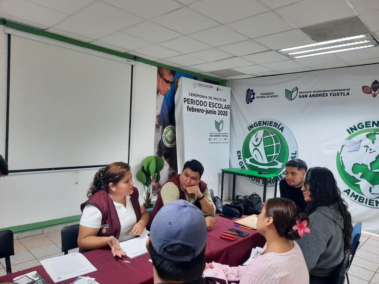 Acude la servidora educativa para encabezar una reunión con las y los estudiantes del ITS quienes son beneficiados con las Becas “Jóvenes Construyendo el Futuro”.