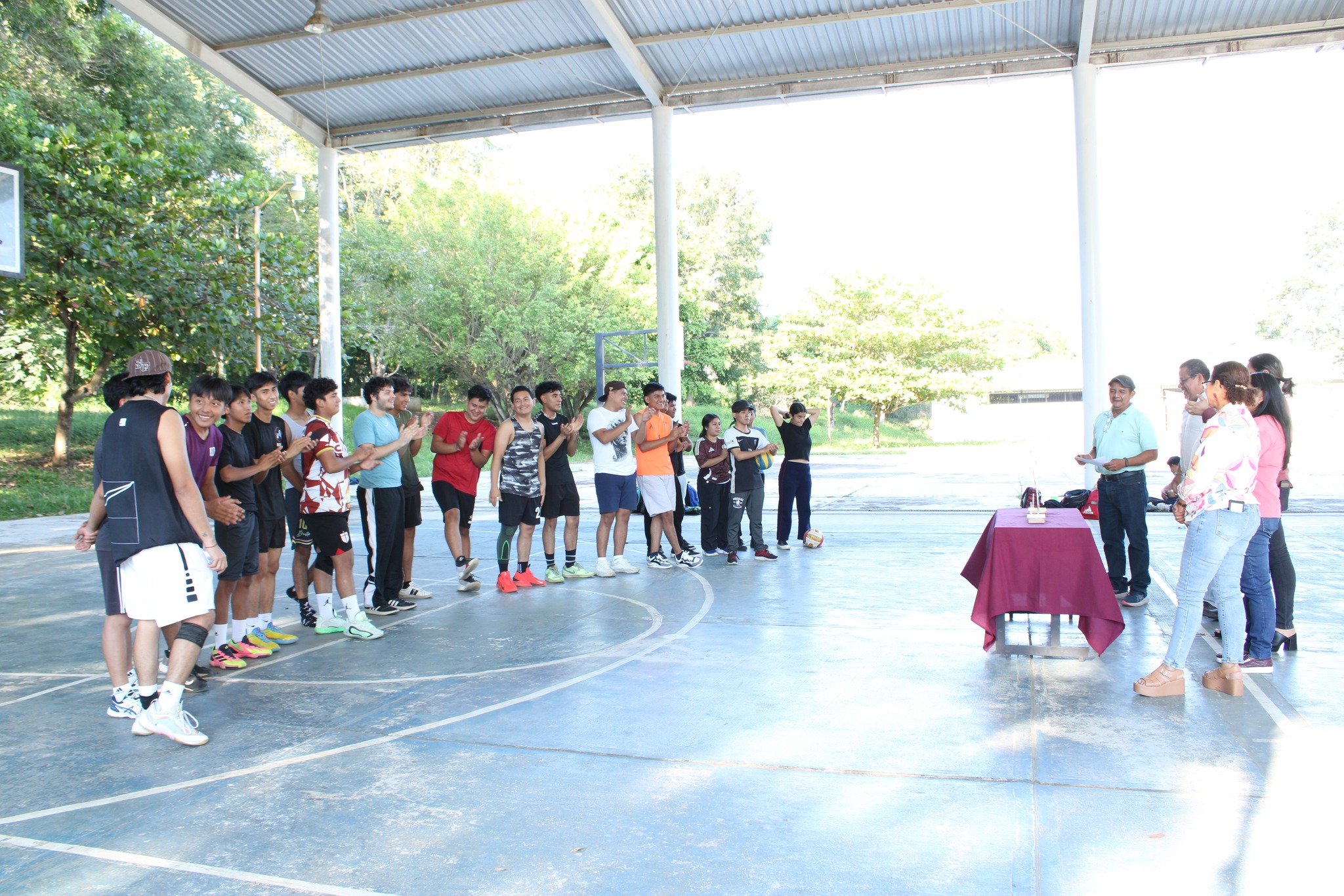 En el cierre del 32 Aniversario del ITSSAT, se llevó a cabo Torneo Relámpago de Voleibol varonil, evento en el que participaron cerca de 18 estudiantes pertenecientes a los diferentes programas educativos.