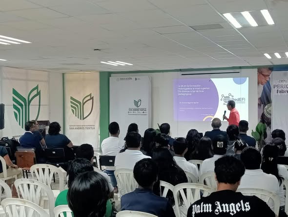Alumnos en posgrado de maestría toma conferencias y talleres relacionados con la IA