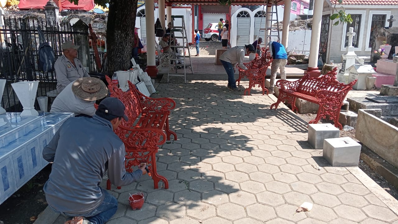 Inician los trabajos de limpieza en el panteón municipal de San Andrés Tuxtla.