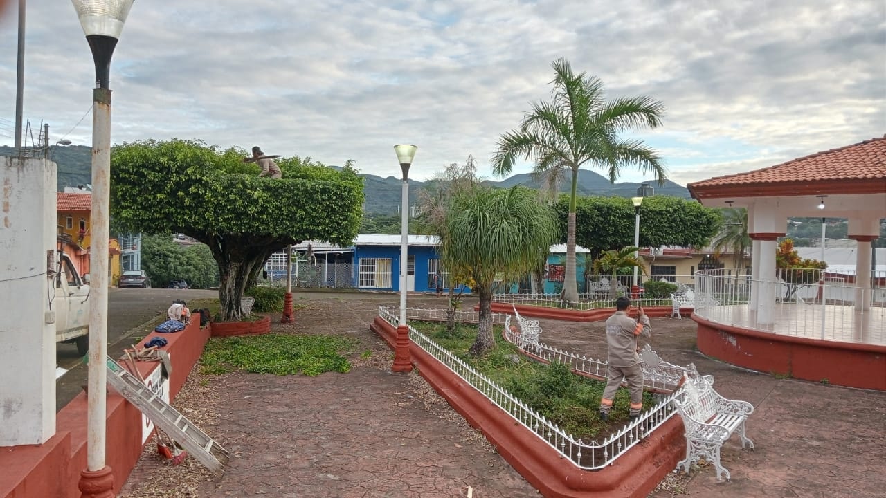 Se llevaron a cabo los trabajos de limpieza y mejoramiento de imagen urbana en los parques del Fraccionamiento El Rodeo y en La Colonia Buenavista, en San Andrés Tuxtla.